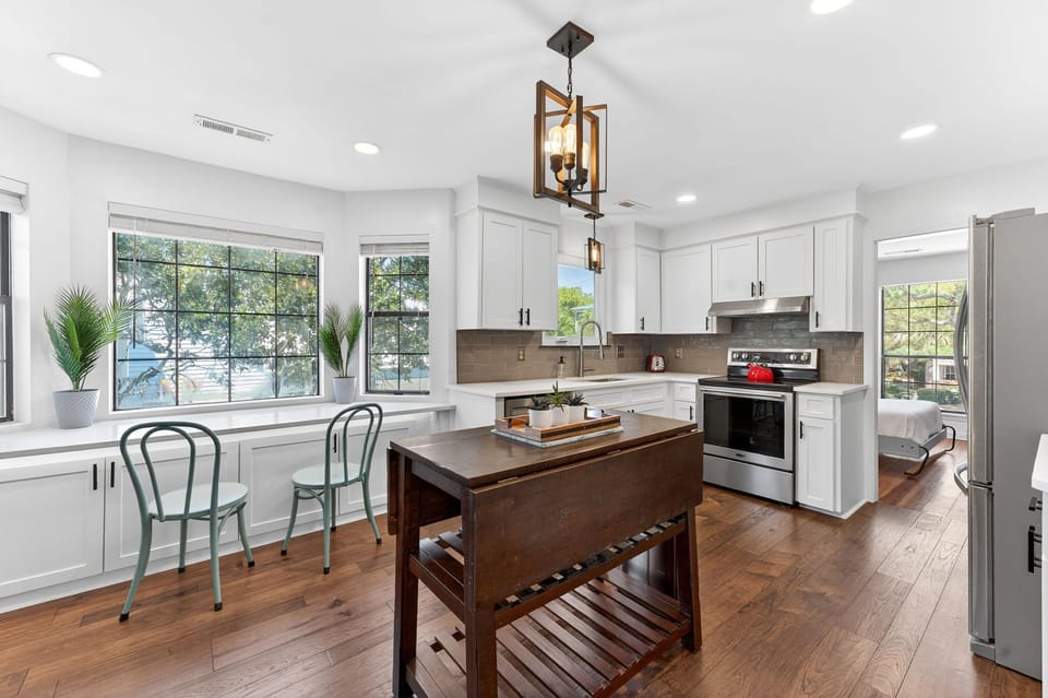 Kitchen Island | Live Oak Beach House | 5 22nd Ave, Isle of Palms, SC | IOP Escapes