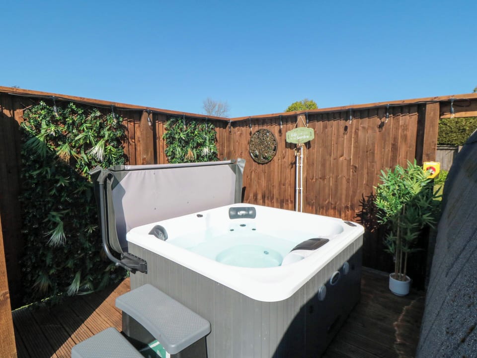 Cottage | Outdoor spa tub