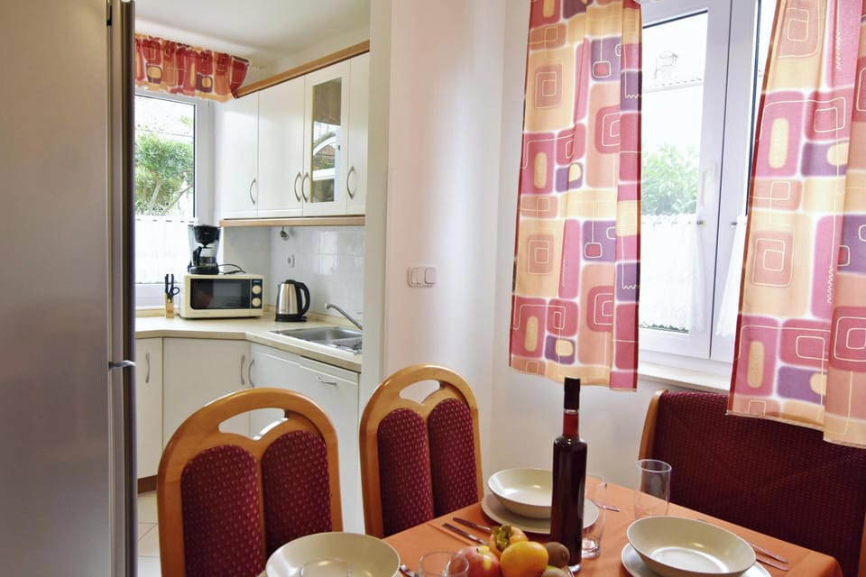 Apartment, 2 Bedrooms, Patio, Garden View | Dining room