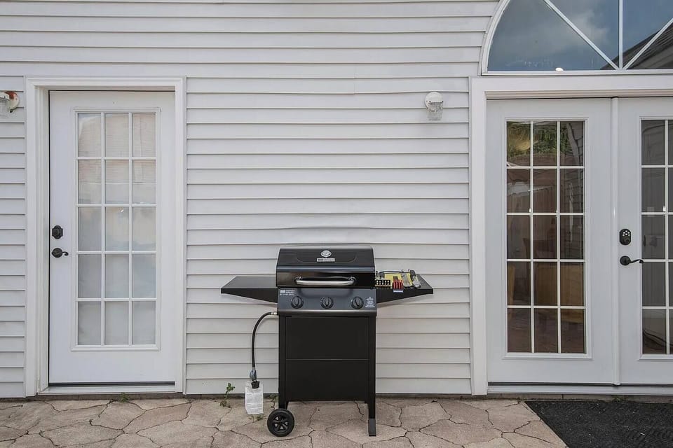 Fire up the gas grill just steps from the kitchen! Complete with utensils and plenty of prep space, it’s perfect for sizzling up burgers, seafood, or veggie skewers for your crew.