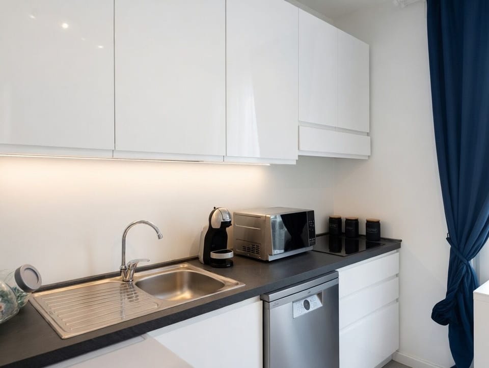 Deluxe Penthouse, Courtyard View | Private kitchen | Full-size fridge, microwave, oven, stovetop