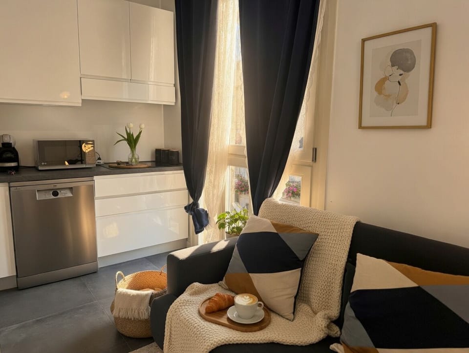 Deluxe Penthouse, Courtyard View | Living area