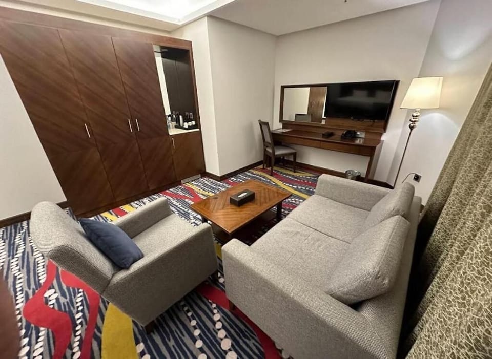 Junior Suite, City View | Living area