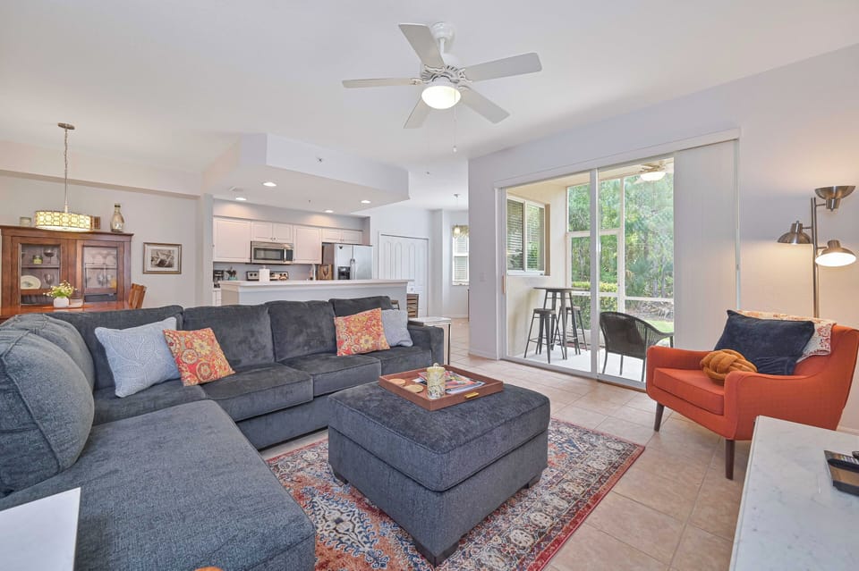 BT2815 - Comfortable sectional in the living and a smart TV with cable