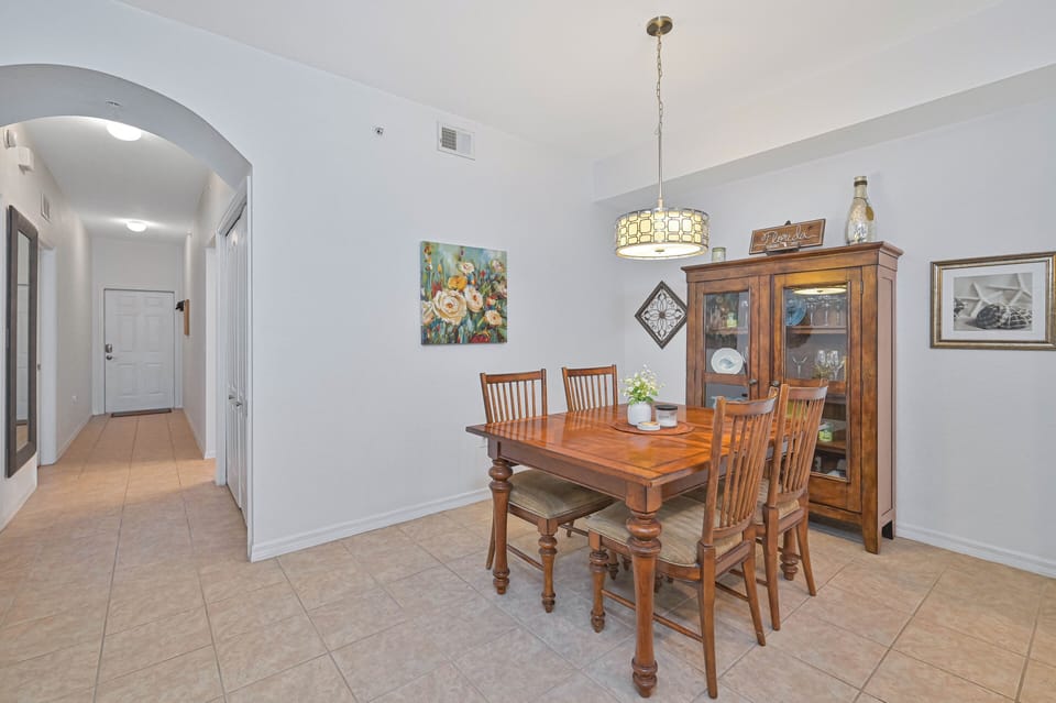 BT2815 - Dining area