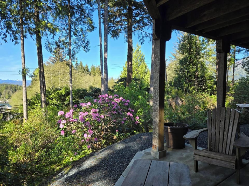Outdoor patio with seating for 4 and peak a boo inlet views
