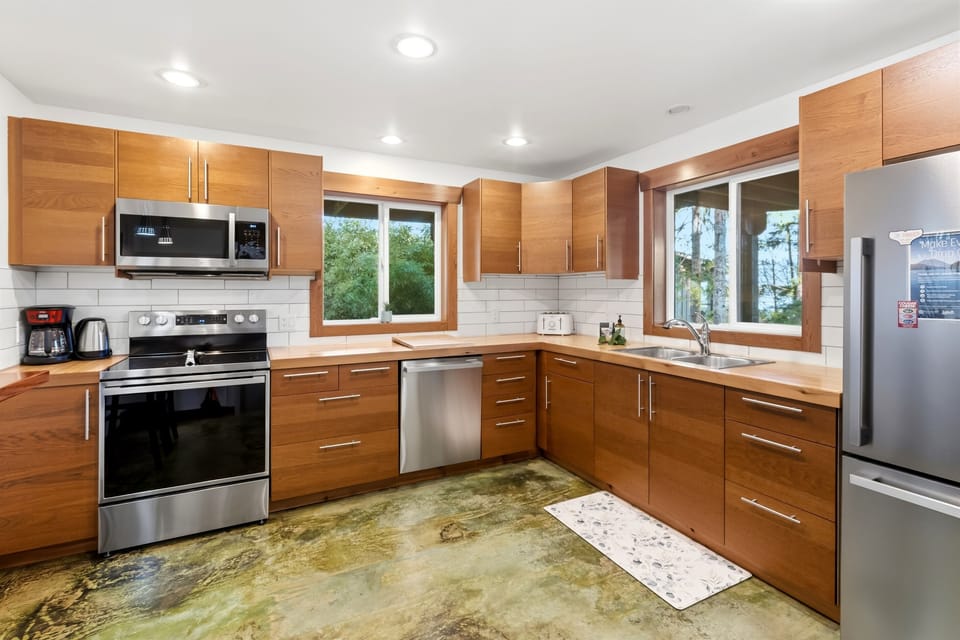 Full and expansive kitchen