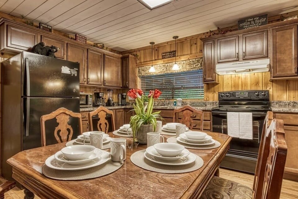 Cabin, 2 Bedrooms | Private kitchen | Coffee/tea maker, fridge, oven, stovetop