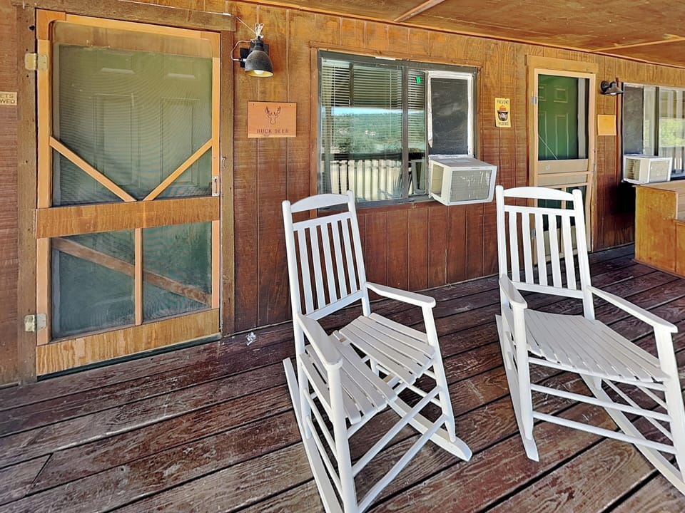 Front Entrance - Porch Seating