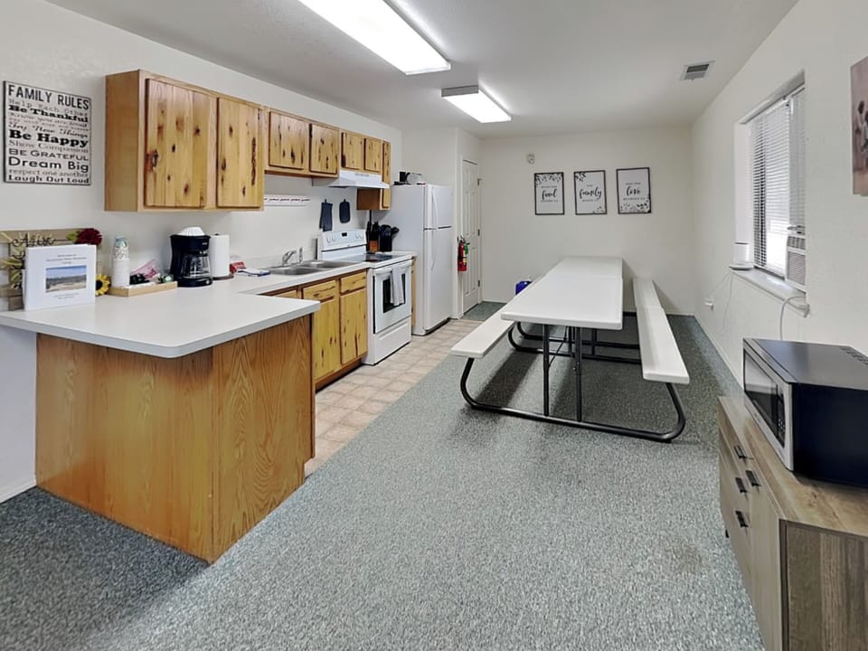 Full Kitchen - Bench Seating