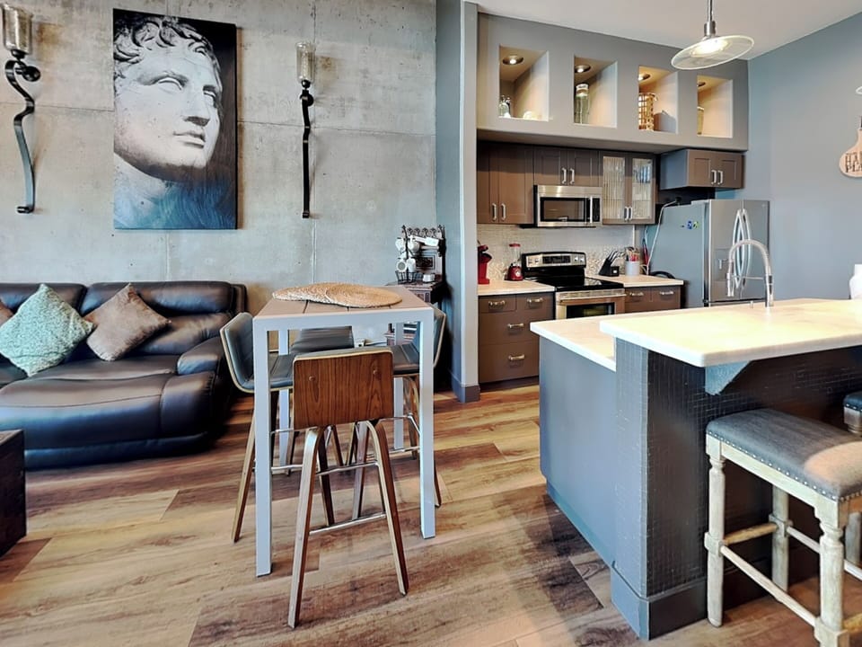 Dining Area - Table for 4