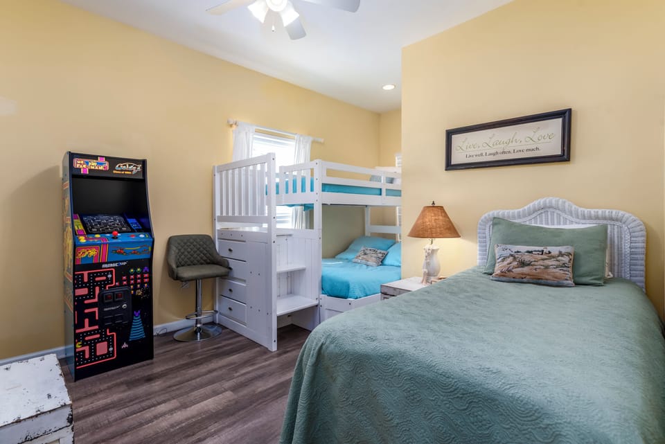 Sea Yall NW Bunk Room with Arcade Machine