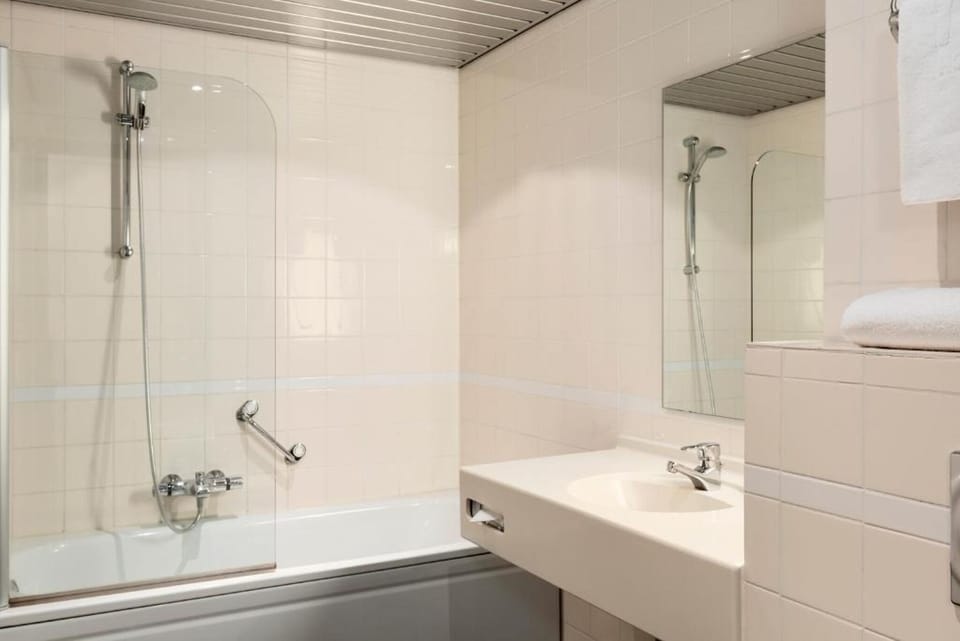 Refresh easily in a bright bath with glass shower screen.