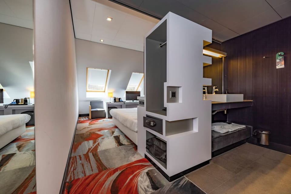 Refresh effortlessly with an open-plan shower and sleek vanity.
