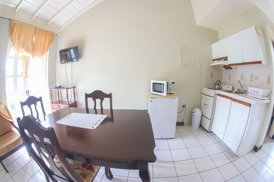 Economy Double Room, Balcony, Partial Sea View | Dining