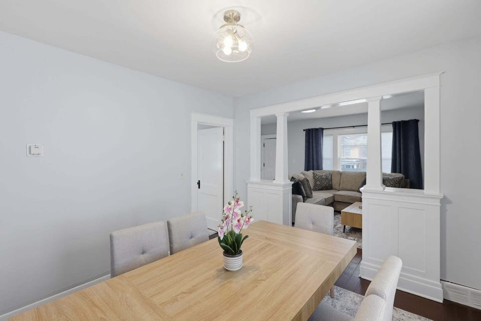 Dining Room, Dining Table, Furniture, Indoors, Room