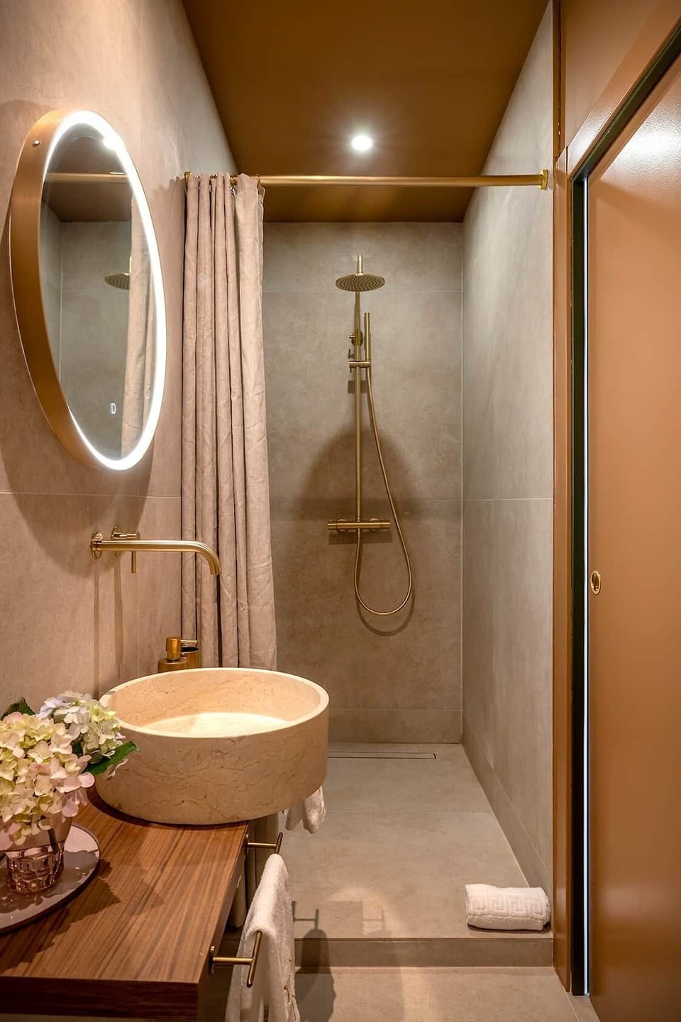 Luxury shower at Hotel Vella Nit