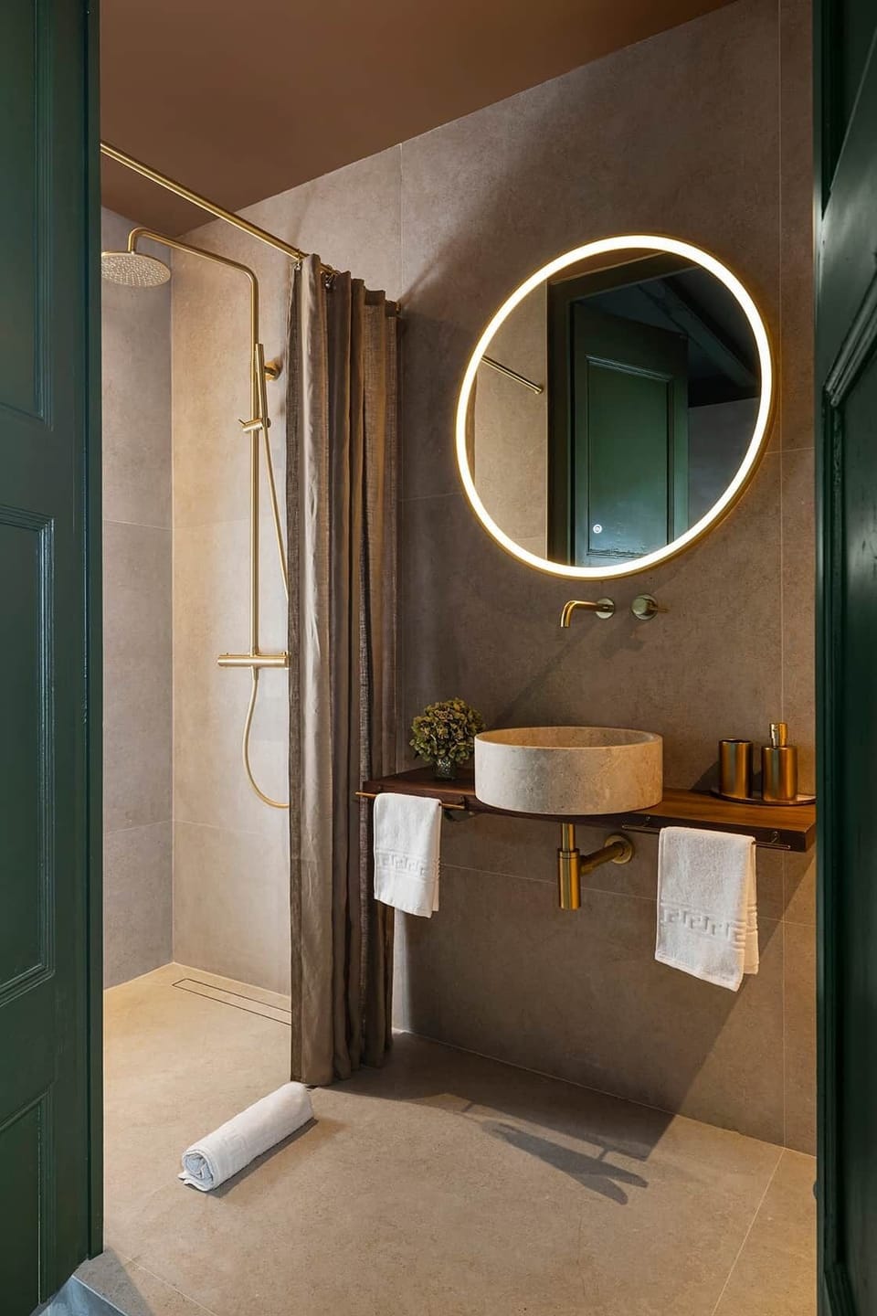 En-suite bathroom 