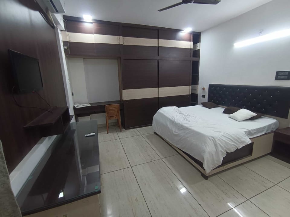 Luxury Room | Free WiFi, bed sheets