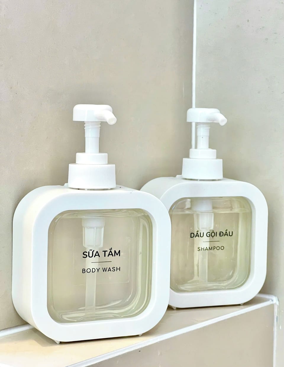 Hydromassage showerhead, free toiletries, hair dryer, slippers