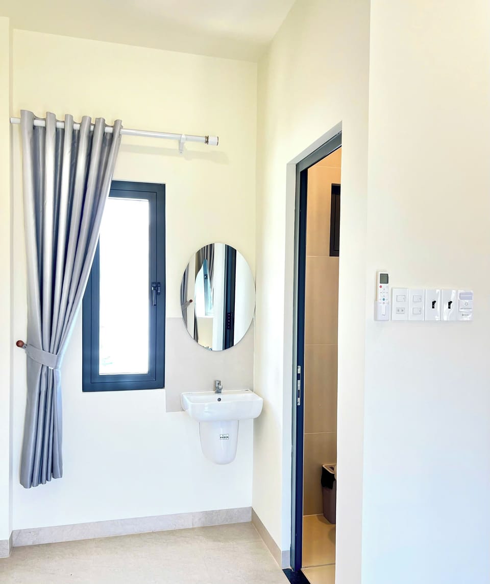 Hydromassage showerhead, free toiletries, hair dryer, slippers