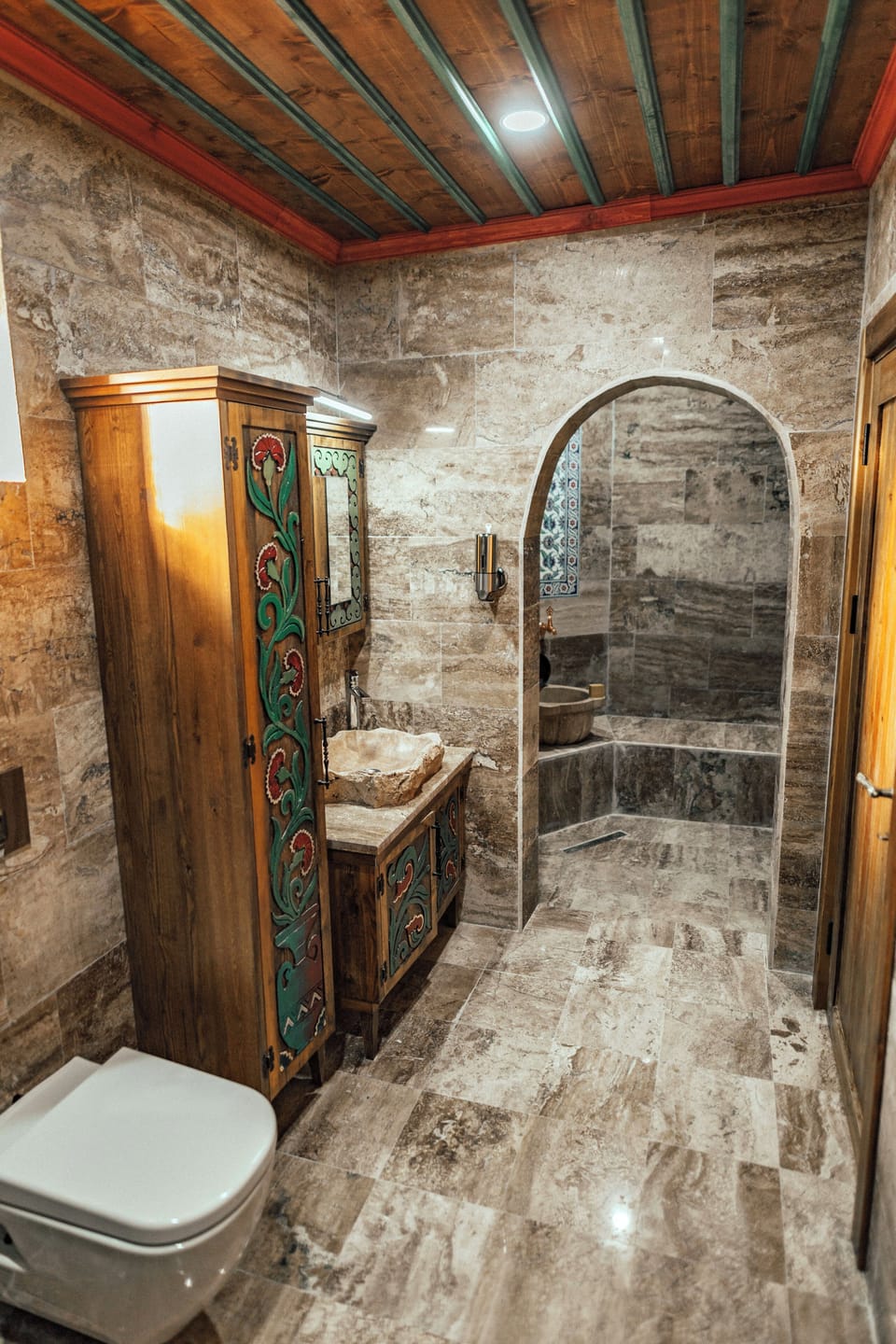 Deluxe Suite, 1 King Bed, Non Smoking, Private Bathroom | Bathroom | Hair dryer, slippers, towels, soap