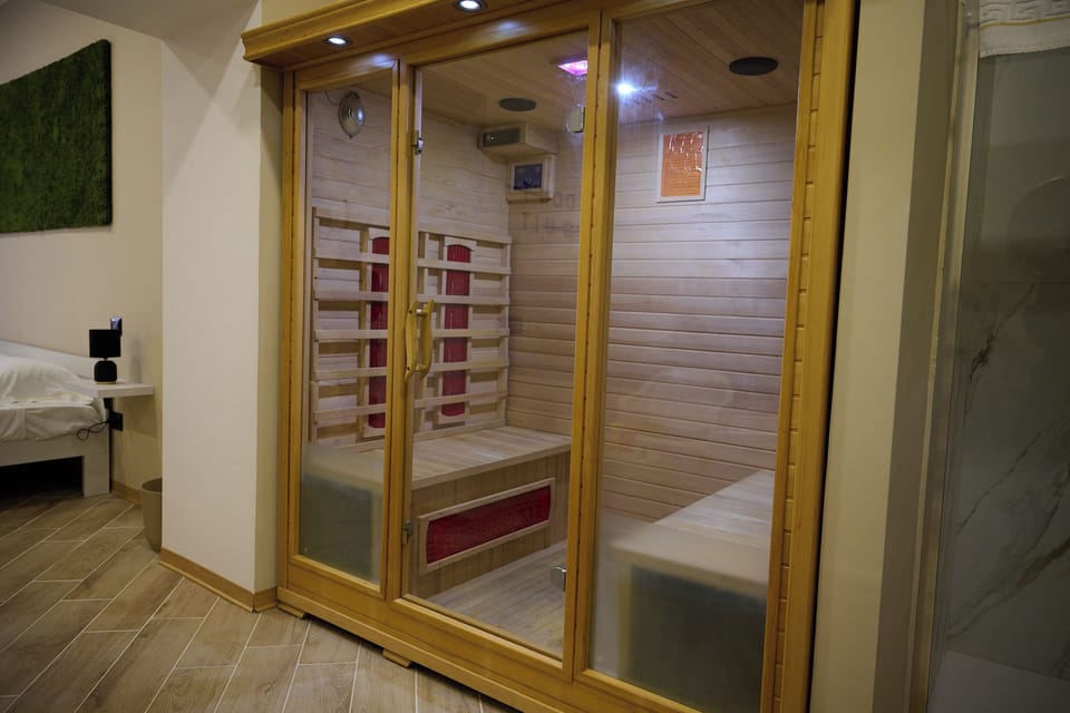 Luxury Studio Suite, 1 King Bed | Sauna