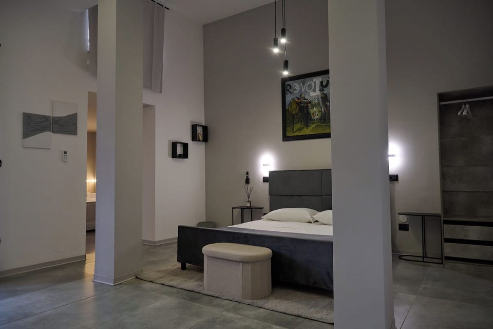 Luxury Studio Suite, Patio, Hill View | Desk, WiFi (free)