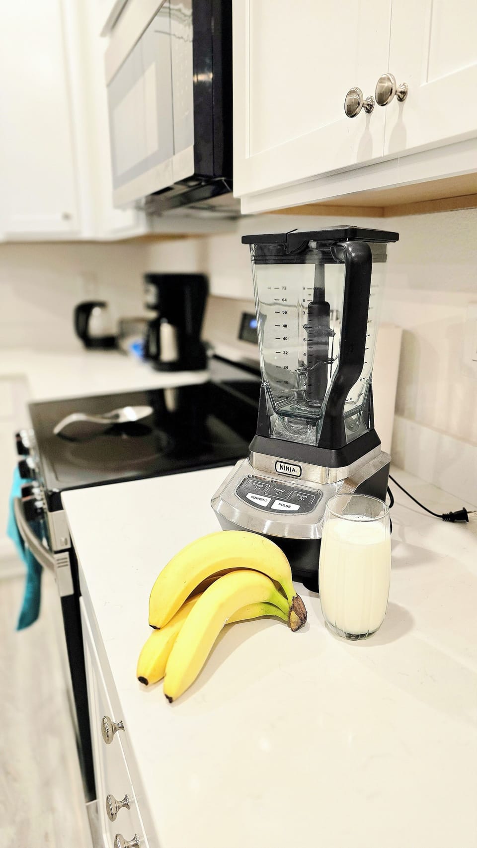 Fully Equipped Kitchen for Everyday Comfort Whip up smoothies, quick breakfasts,