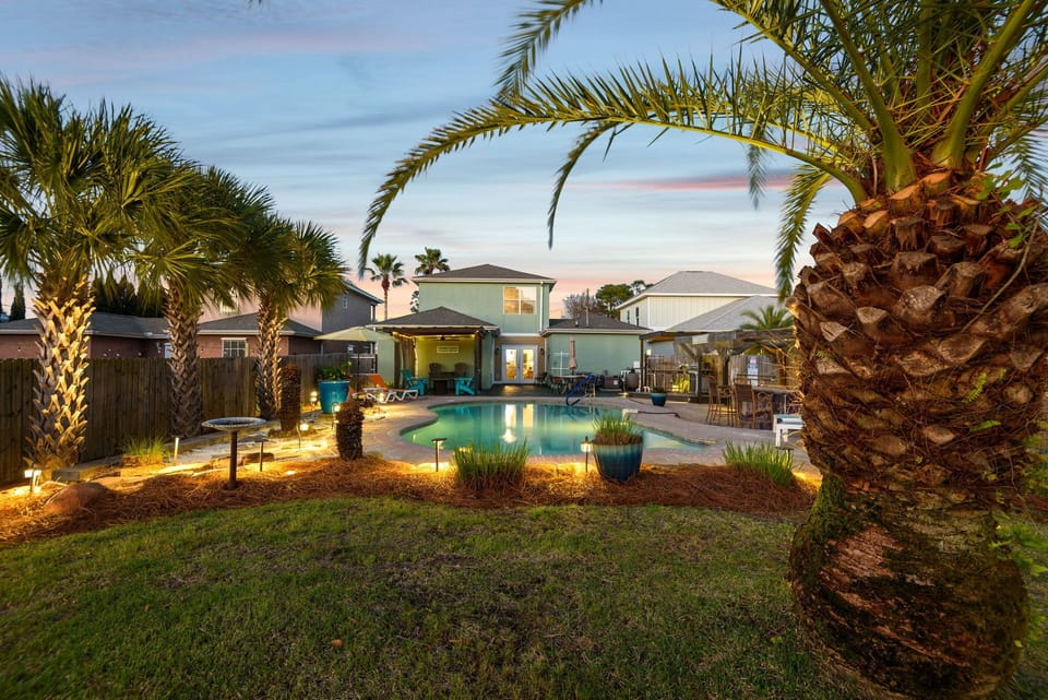 Outdoor pool, sun loungers