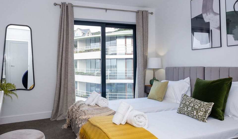 A twin bedroom at Reefside, Devon