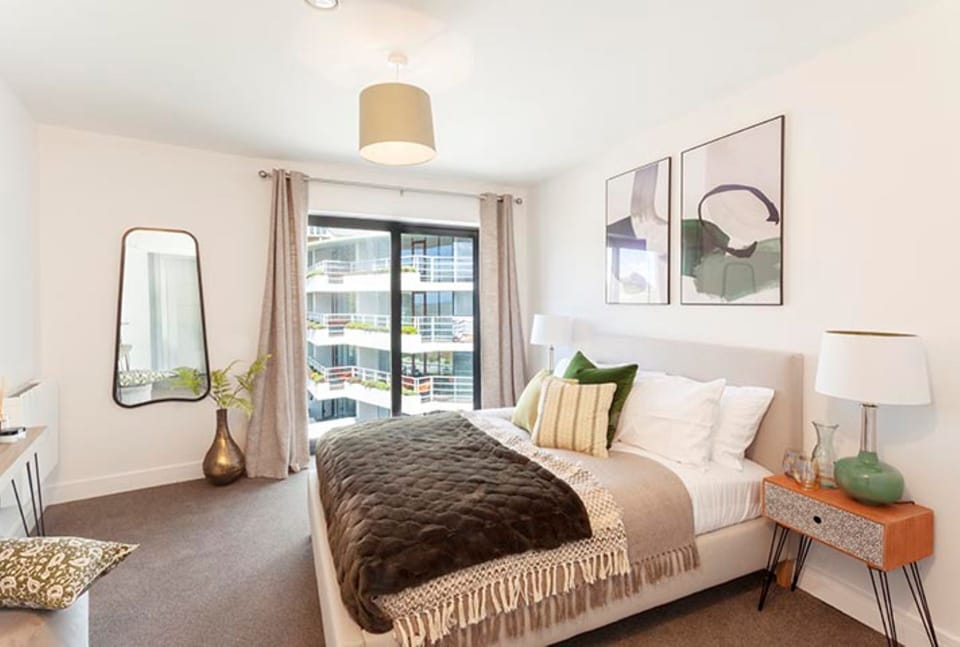 A king-size bedroom at Reefside, Devon