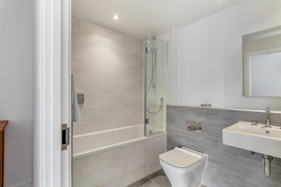 A bathroom at Whispering Bay, Devon
