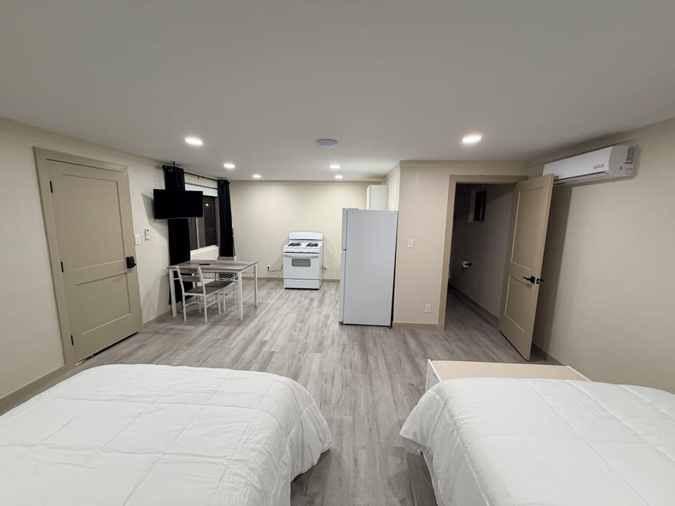 Deluxe Studio Suite, 2 Double Beds | WiFi (free), bed sheets