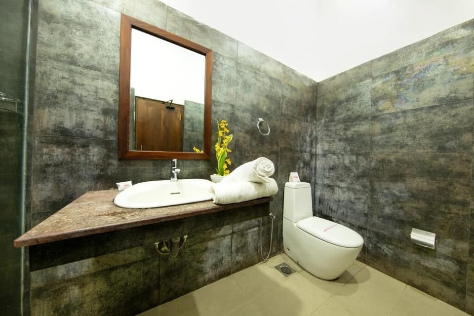 Shower, free toiletries, bidet, towels