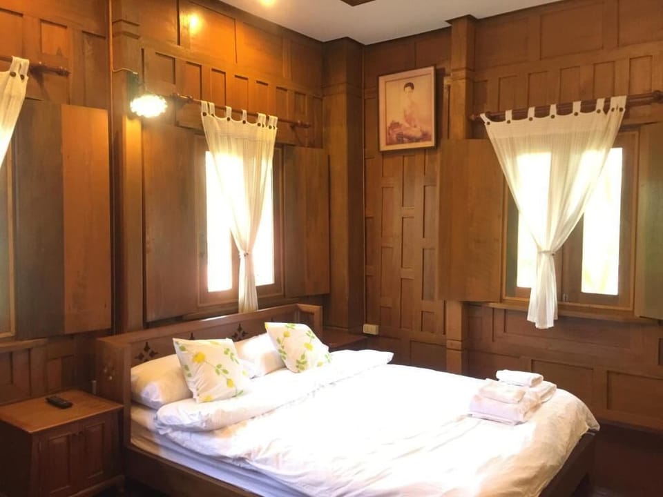 Classic Studio, Balcony, City View | Desk, blackout drapes, free WiFi