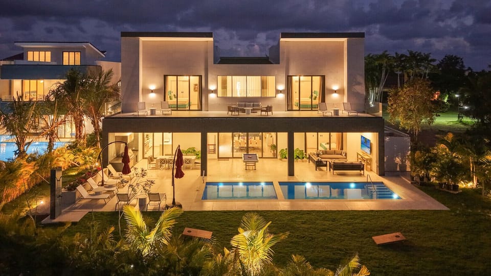Las Palmas Mansion: Night view of the properties