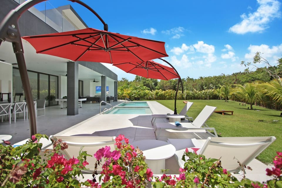 Las Palmas Mansion: Private backyard with pool at Las Palmas 4