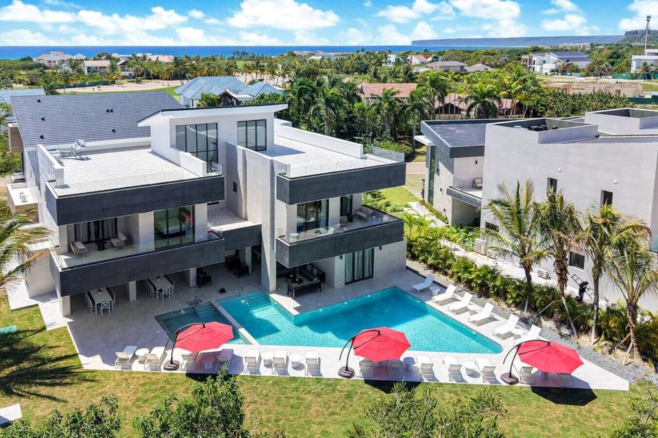 Las Palmas Mansion: Exclusive luxury retreat with pools, Jacuzzis, games, staff & golf carts