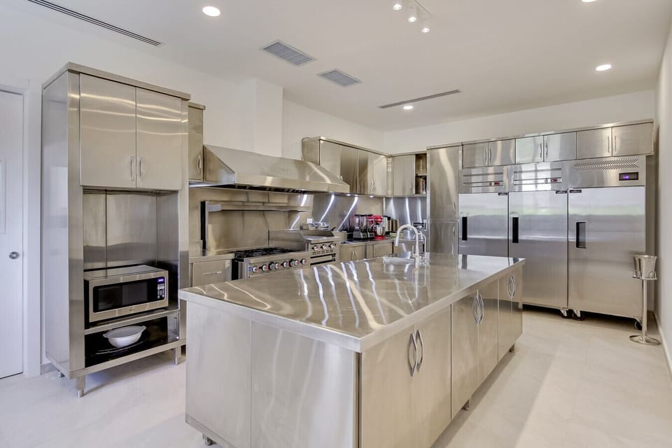 Las Palmas Mansion: Chef`s kitchen at Las Palmas 3
