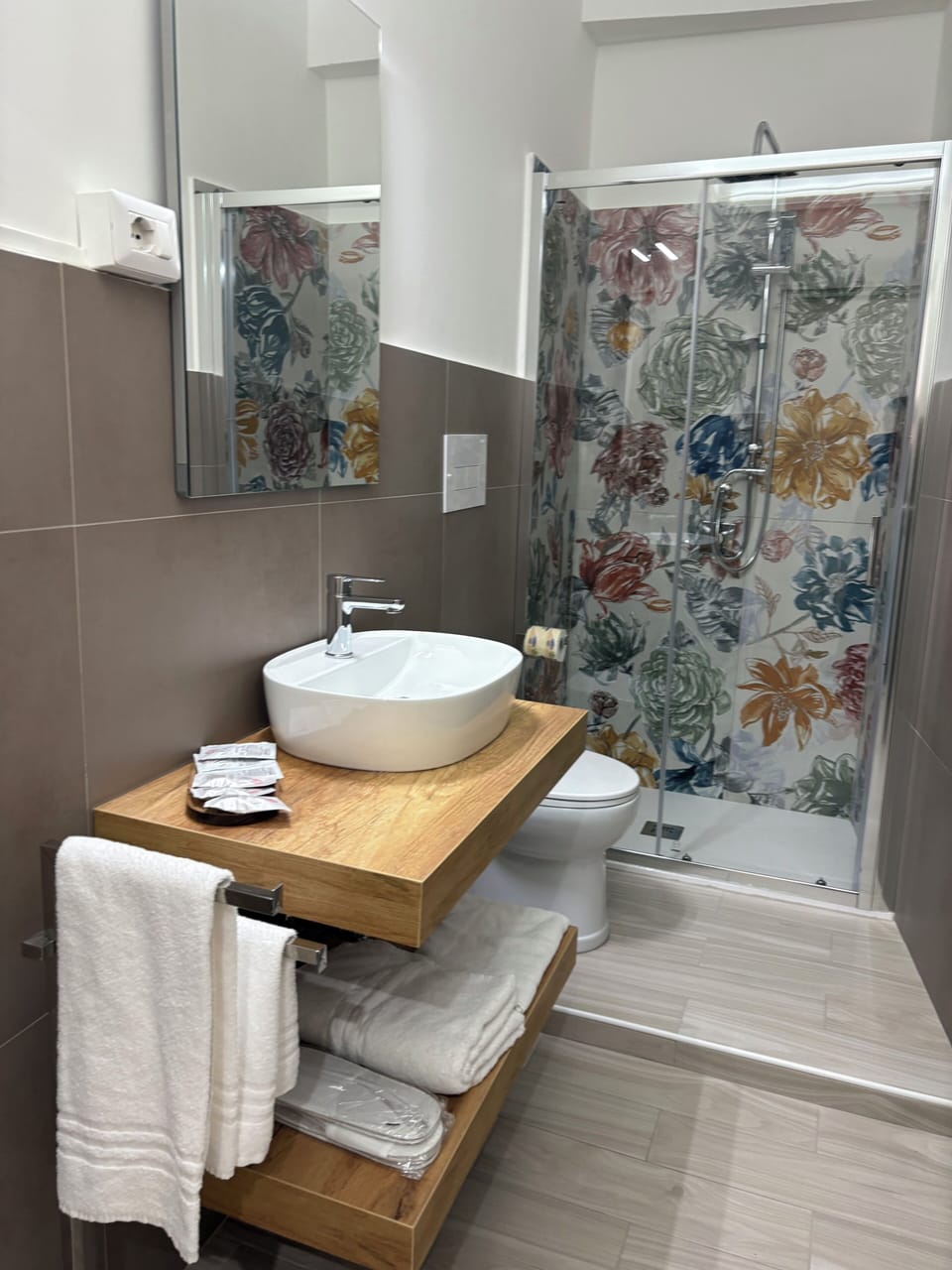 Deluxe Room | Bathroom | Free toiletries, slippers, towels, soap