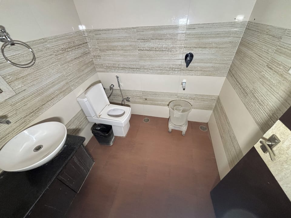 Deluxe Double or Twin Room, City View | Bathroom | Towels