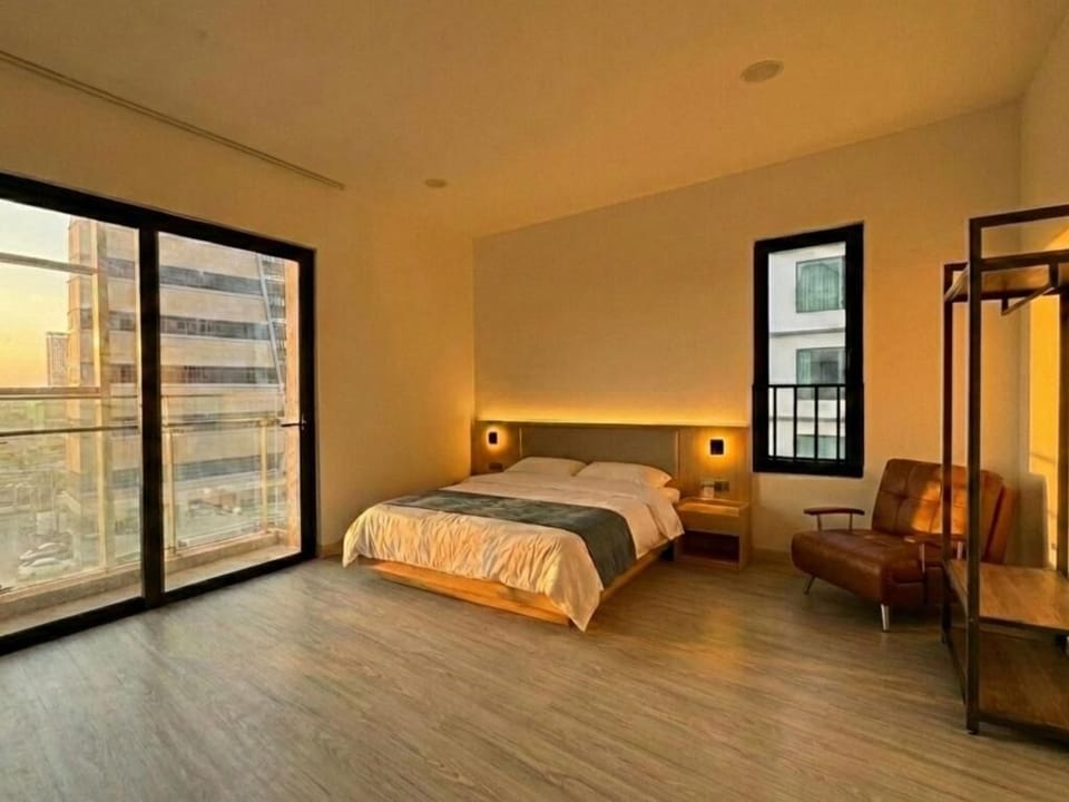 Deluxe Suite, Balcony, City View | Egyptian cotton sheets, premium bedding, iron/ironing board, free WiFi