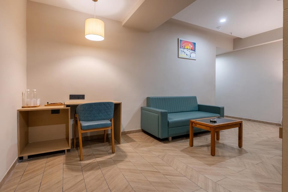 Basic Suite | Desk, laptop workspace, free WiFi, bed sheets
