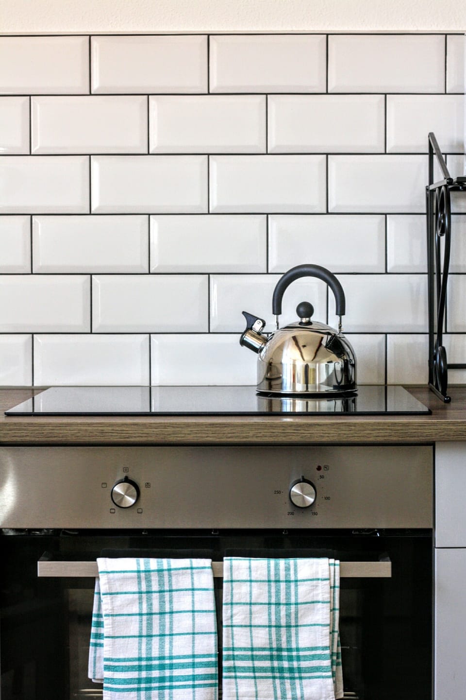 Classic Apartment, 2 Bedrooms, Pets Allowed, Garden View | Private kitchen | Fridge, microwave, oven, stovetop