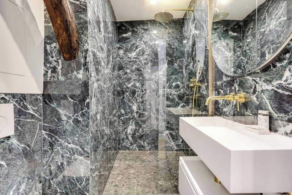 Apartment | Bathroom | Hair dryer, towels, shampoo, toilet paper
