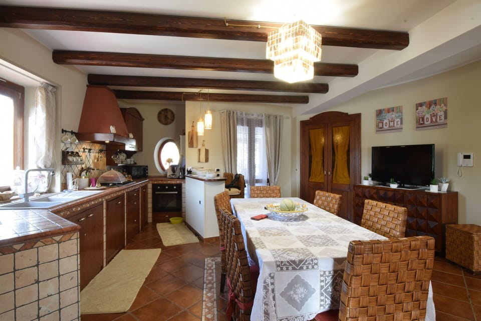 Autumn, Dining Room, Kitchen, Spring, Summer