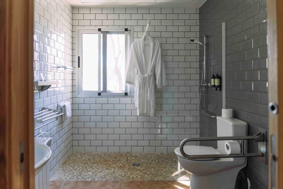 Comfort Double Room | Bathroom | Shower, hair dryer, towels, soap