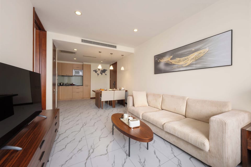 Luxury Suite, City View | Living room | TV