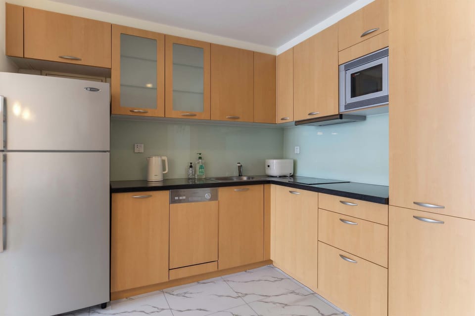 Luxury Twin Room, City View | Private kitchen | Electric kettle